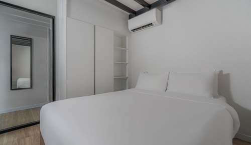 Deluxe Suite, Multiple Beds, Non Smoking, Poolside (Living Room)