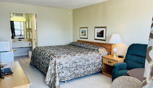 Classic Single Room, 1 King Bed, Private Bathroom, Courtyard View