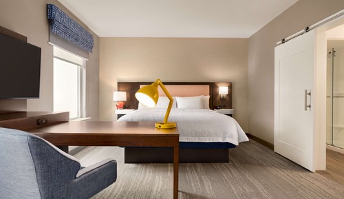 Studio, 1 King Bed, Refrigerator & Microwave (Wet bar)