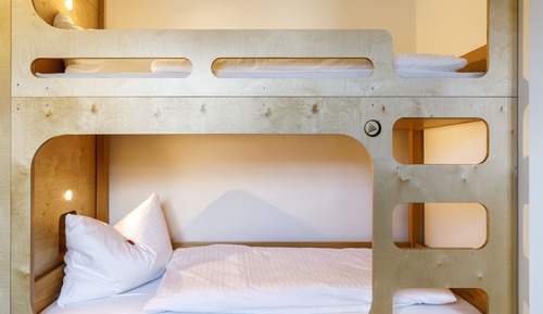 5-bed bedroom