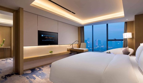 Deluxe Suite, 1 King Bed, Non Smoking, City View