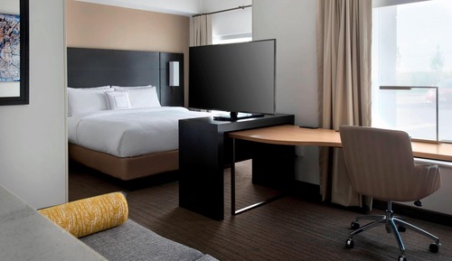 Studio, 1 King Bed with Sofa bed (Hearing Accessible)