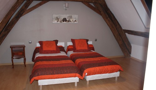 Club Room, 2 Twin Beds, Shared Bathroom