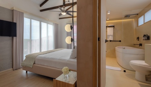 Comfort Room, City View