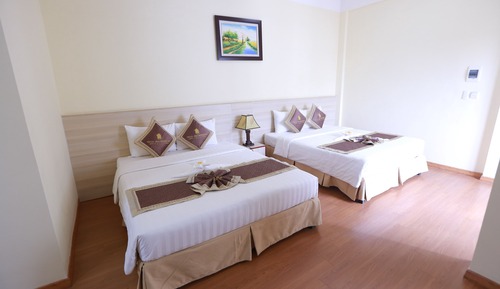 Quadruple Room, 2 Queen Beds, Smoking, Refrigerator
