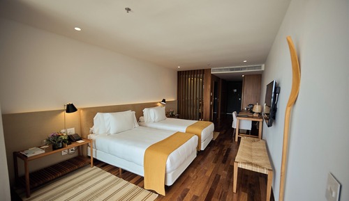 Quarto superior, 2 camas de solteiro, vista parcial para o oceano