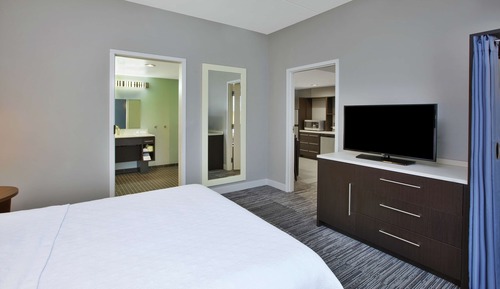Suite, 1 Queen Bed, Accessible, Bathtub (Mobility & Hearing)