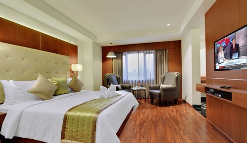 Junior Suite, 1 King Bed, Smoking