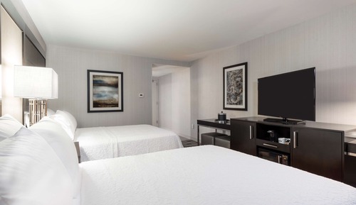 Room, 2 Queen Beds, Accessible, Bathtub
