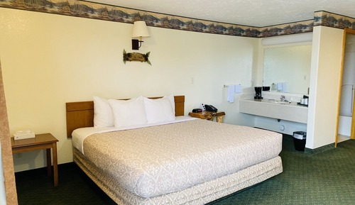 Deluxe Room, 1 King Bed, Refrigerator & Microwave