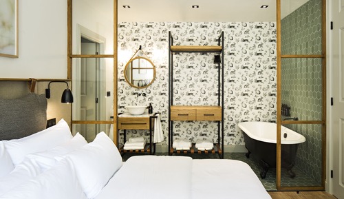 Superior Double Room, Bathtub