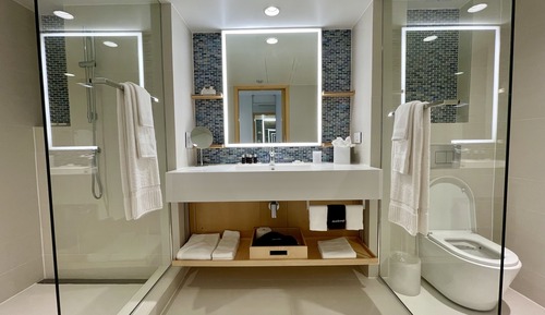 Deluxe Oceanfront Suite