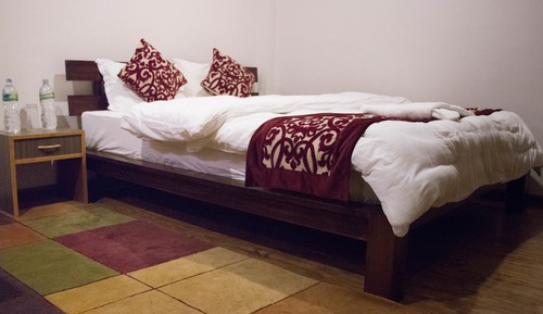 Business Studio, 1 Queen Bed, Smoking, Courtyard View