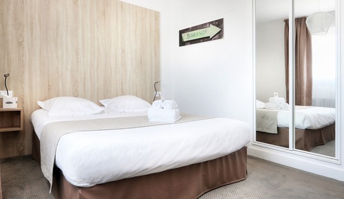 Double Room, 1 Queen Bed, Courtyard View