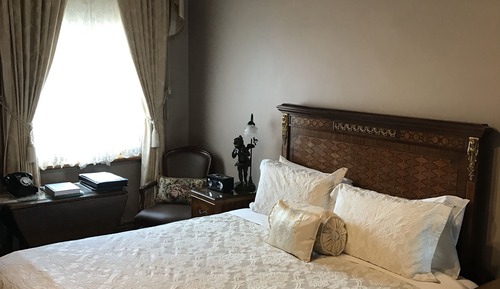 Double Room (Upstairs Victorian King Room – Bronze)