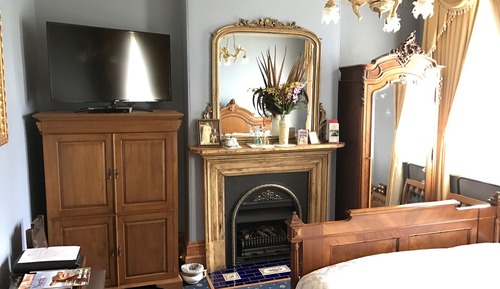Double Room (Upstairs Victorian King Room - Blue)