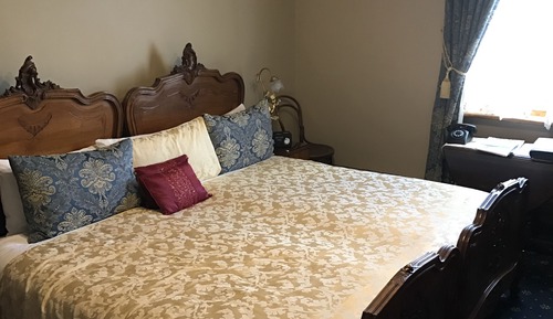 Double Room (Upstairs Victorian King Room - Gold )