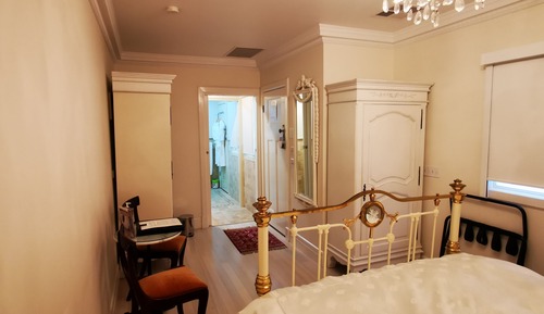 Double Room (Downstairs Queen Petite Room)