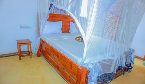 Classic Single Room, 1 King Bed, Balcony, Garden View