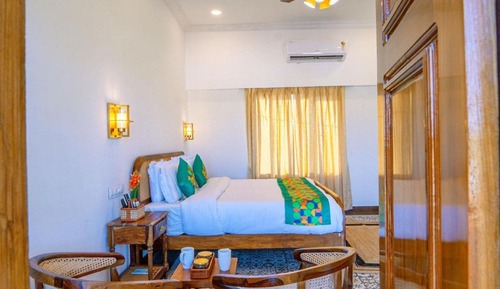 Economy Room, Desert View