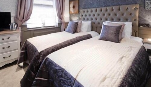 Twin Room, Ensuite (Bath and Shower)