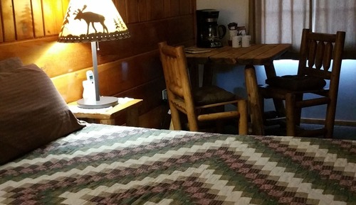 KING BED&DOUBLE QUEEN SHARED BATH