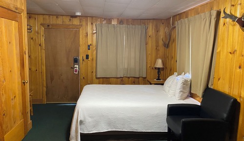 Basic Room, 1 Queen Bed, River View, Mountainside