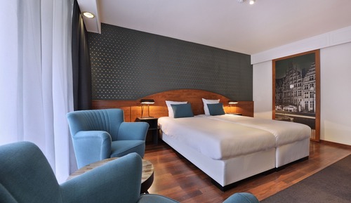 Standard Twin Room (road side)