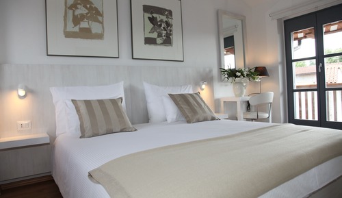 Romantic Apartment, 1 King Bed, Kitchen, Pool View