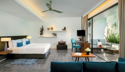 Suite Pool View + Free Minibar