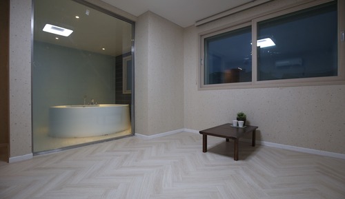 Deluxe Ondol Room, Round Bubble Bath