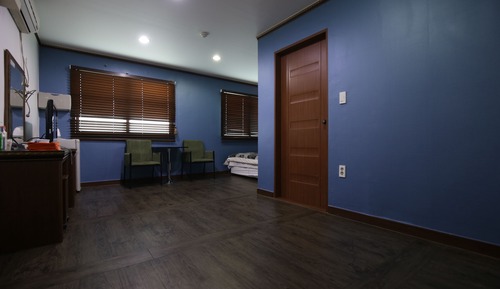 Family Room, Hinoki Small Bathtub (1 Double Bed, Bathtub in Poor Condition)