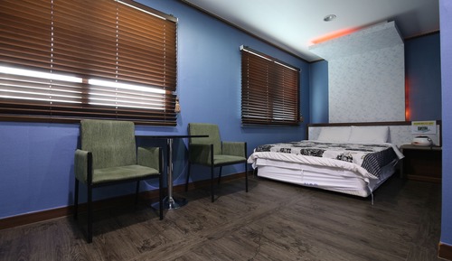Family Room, Round Bubble Bathtub (1 Double Bed)