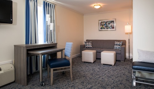 Main Building 2 Queen beds with Pullout