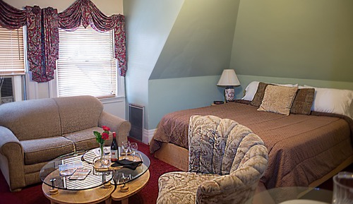 Basic Room, 1 King Bed, Courtyard View (Mini Room)