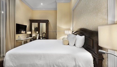Classic Room, 1 King Bed, City View