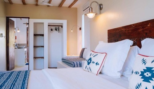 Comfort Suite, 1 King Bed, Partial Sea View