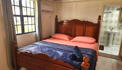 Luxury Apartment, 3 Bedrooms, Patio, Courtyard Area