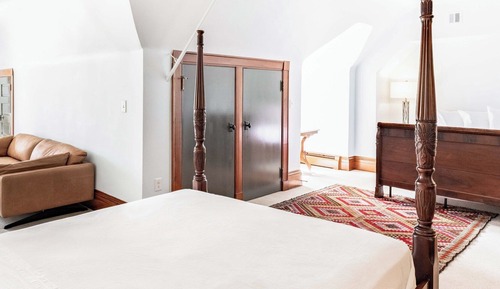Deluxe Room (Stairs required )