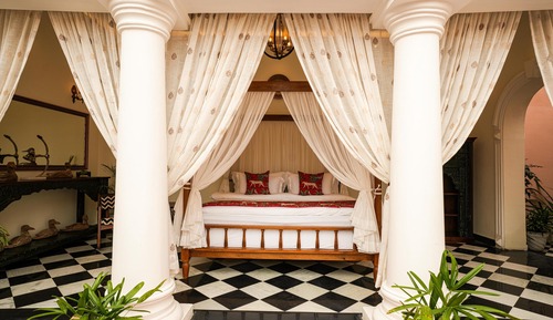 Villa Rosa with Private Pool and Romantic Day Bed and Open Shower