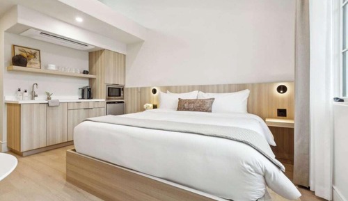 Executive Studio, 1 King Bed, Kitchenette, Mountain View