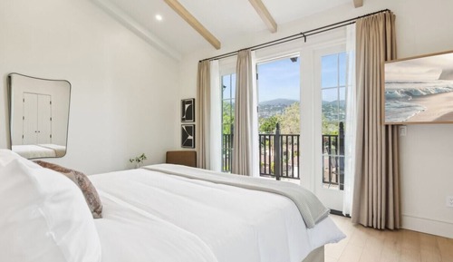 Executive Studio, Balcony, Mountain View