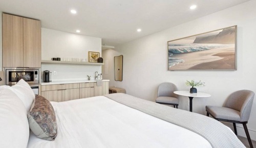 Executive Studio, 1 King Bed, Kitchenette, Mountain View