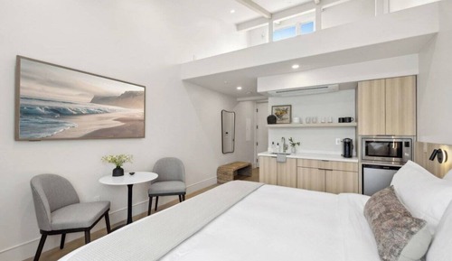 Executive Studio, 1 King Bed, Kitchenette, Mountain View