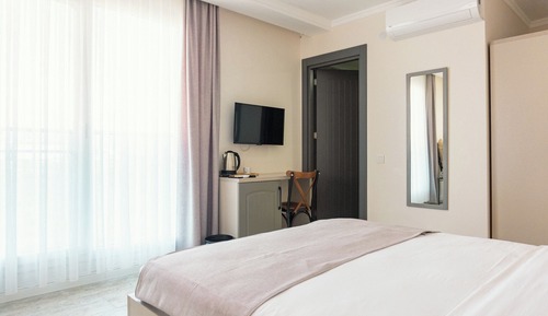 Standard Triple Room, Multiple Beds, Balcony, Partial Sea View