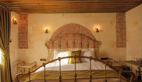 Classic Room, 1 King Bed, Housekeeping, Garden View