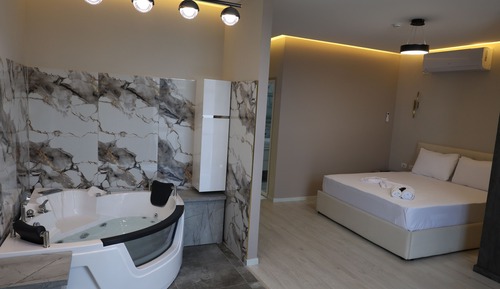 Honeymoon Suite, 1 King Bed, City View