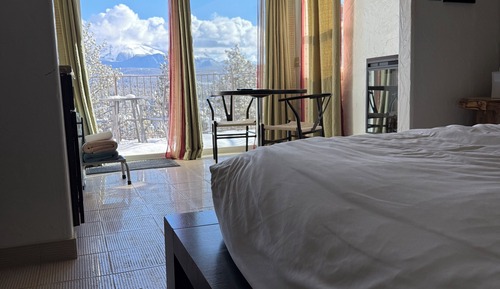 Single Room, Mountain View