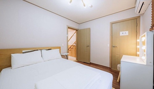 Room (Room 6)