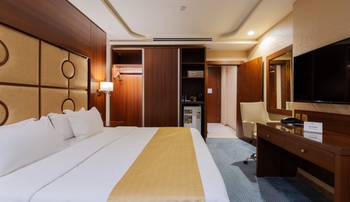 Standard Room, 1 King Bed